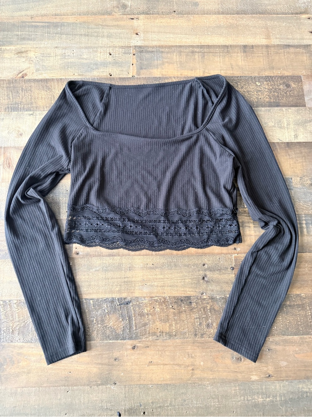 Black Ribbed Lace-Hem Long Sleeve Crop Top
